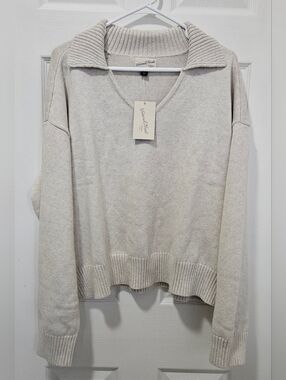 Universal Thread Cream V-Neck Collared Sweater
